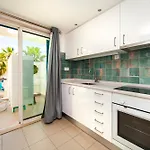 B06 - Top-Floor Marina 2 Bed Apartment