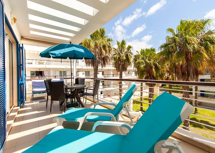 B06 - Top-Floor Marina 2 Bed Apartment