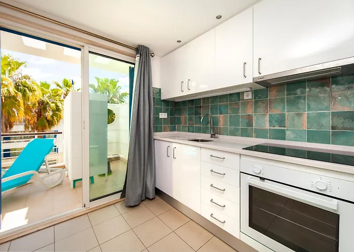 B06 - Top-Floor Marina 2 Bed Apartment