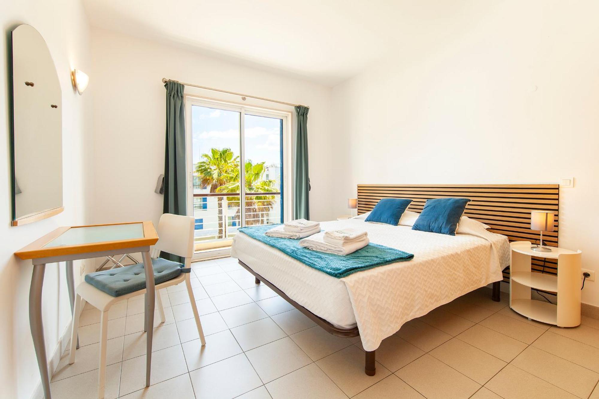 B06 - Top-floor Marina 2 Bed *